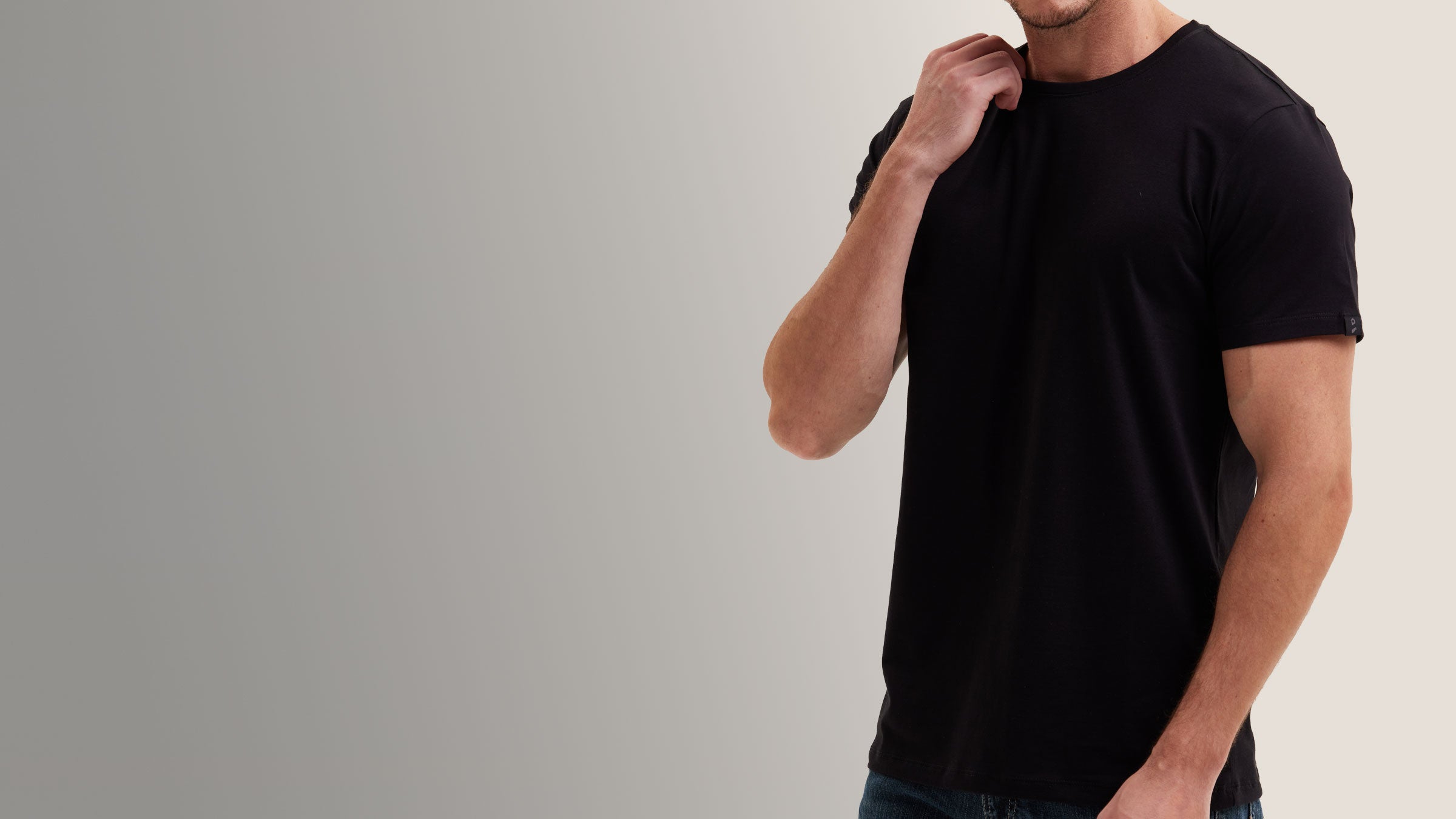 Modelo vestindo camiseta preta HANNPORT em algodão egípcio, com destaque para o caimento e acabamento