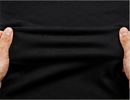 Tecido preto da camiseta HANNPORT sendo esticado com as mãos