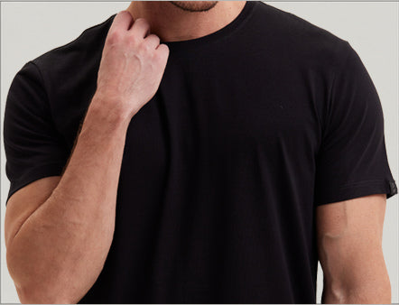 Homem vestindo camiseta preta HANNPORT com caimento e construção preservados
